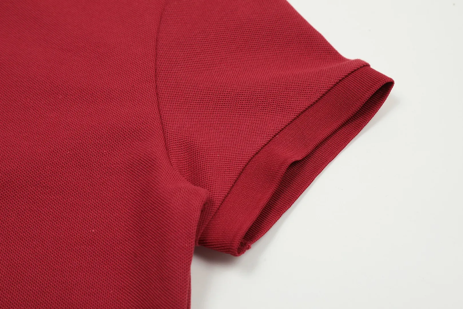 🅿️152 "Top quality" Style number: DS004# (not off the shelves all year round) [Ralph Lauren classic pony embroidered lapels women's slim fit POLO short sleeves] ✅Ralph Lauren Ralph Lauren classic basic women's all-match slim fit POLO short sleeves ✅Main supplier platform live broadcast Wholesale entities Replenish when out of stock Not off the shelves ✅ZP quality 1:1 pattern making Scan the code to enter the GF website Z cabinet quality ✅Details and quality are the only one in Guangzhou. Imported pique fabrics focus on high-end and cost-effective. Needless to say good quality. ✅The version is restored to the original order. The maximum size can be worn up to 130 pounds. Loose, comfortable and stress-free.
